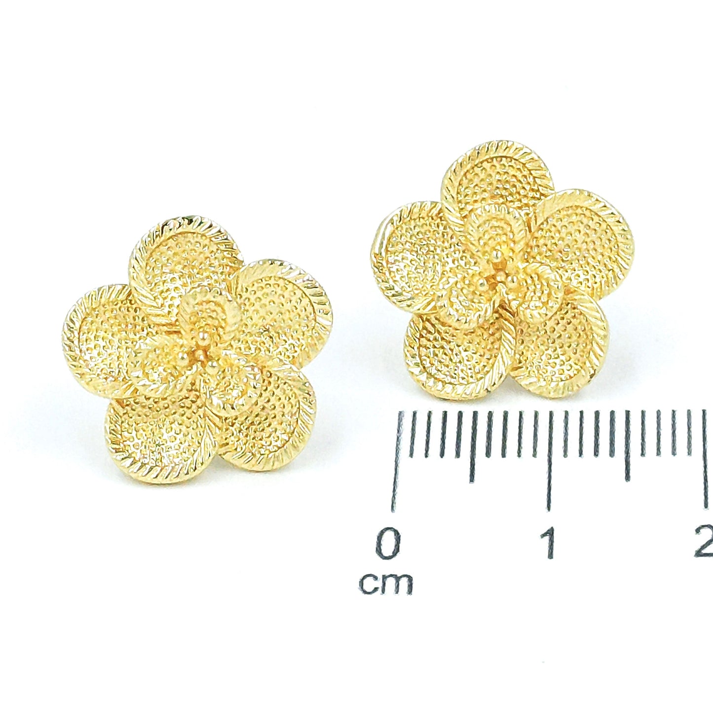 Arete flor martillada