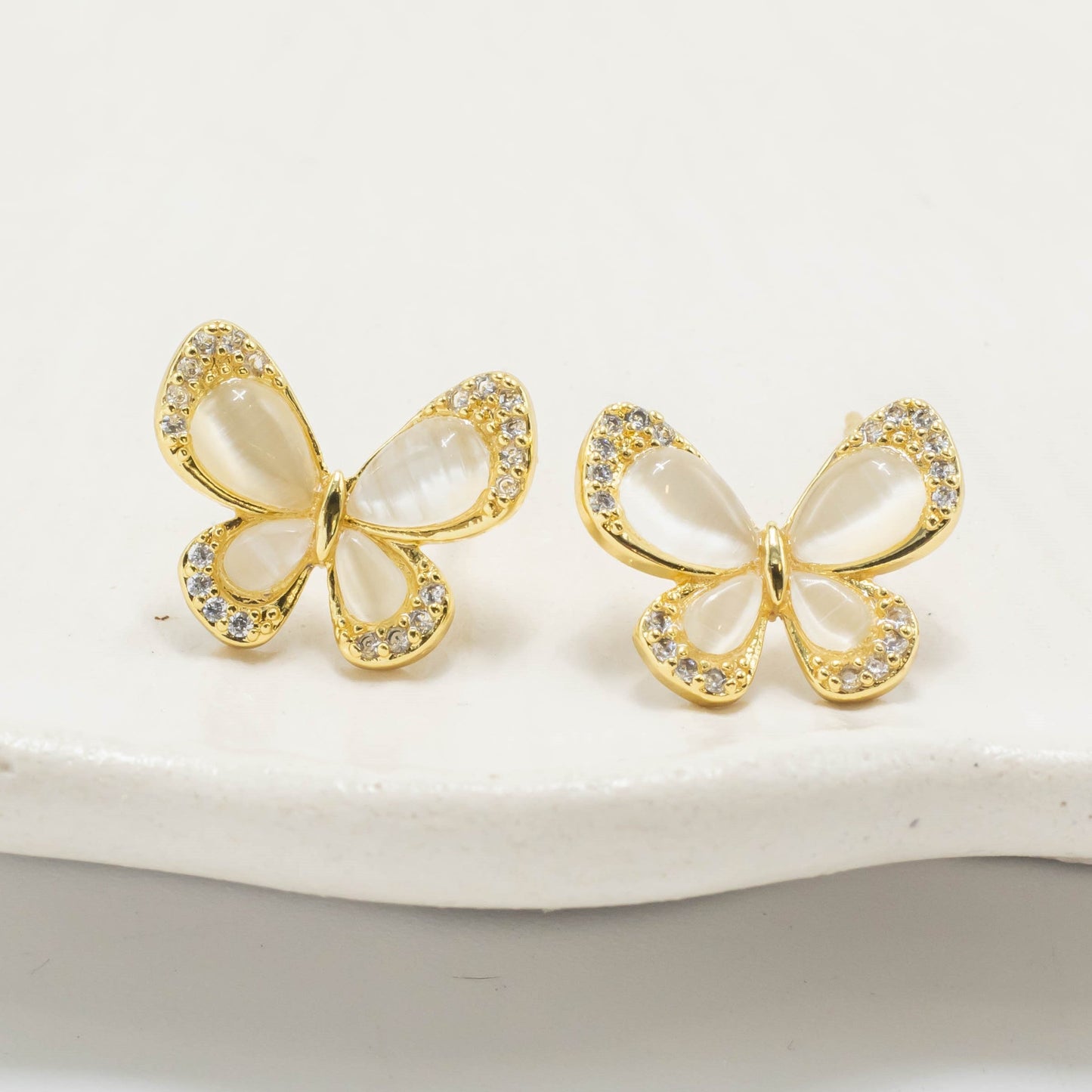 Arete mariposa nácar