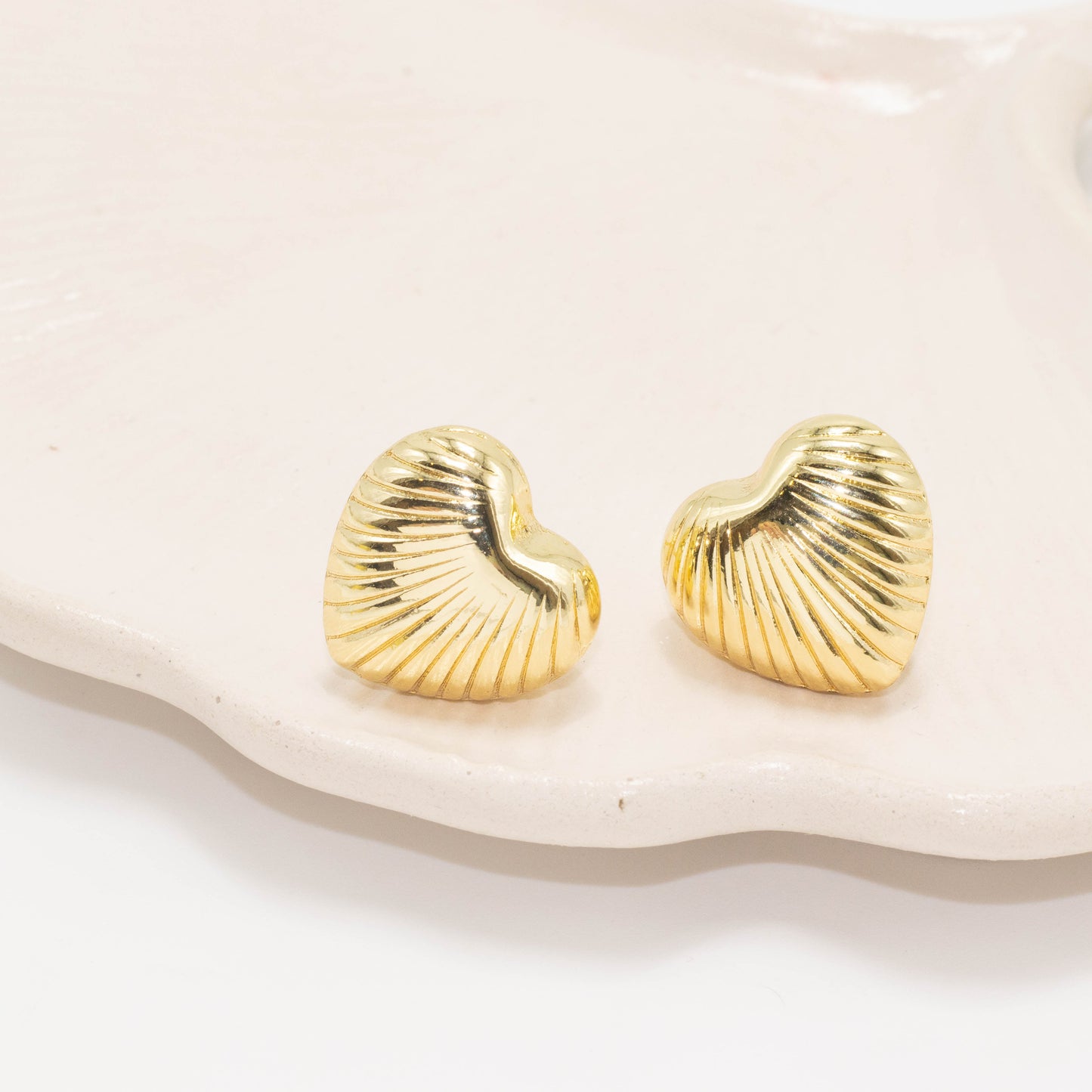 Arete corazon tallado
