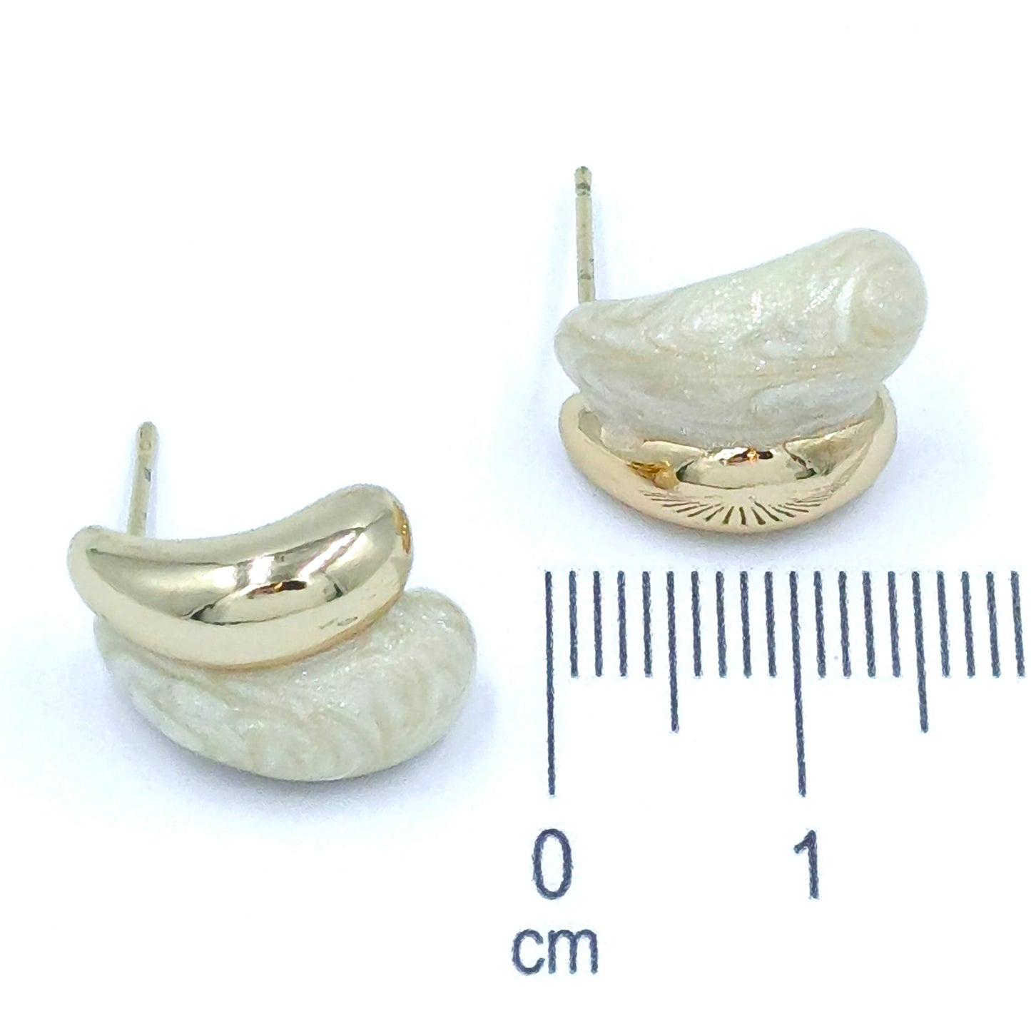 Arete esmaltado perlado