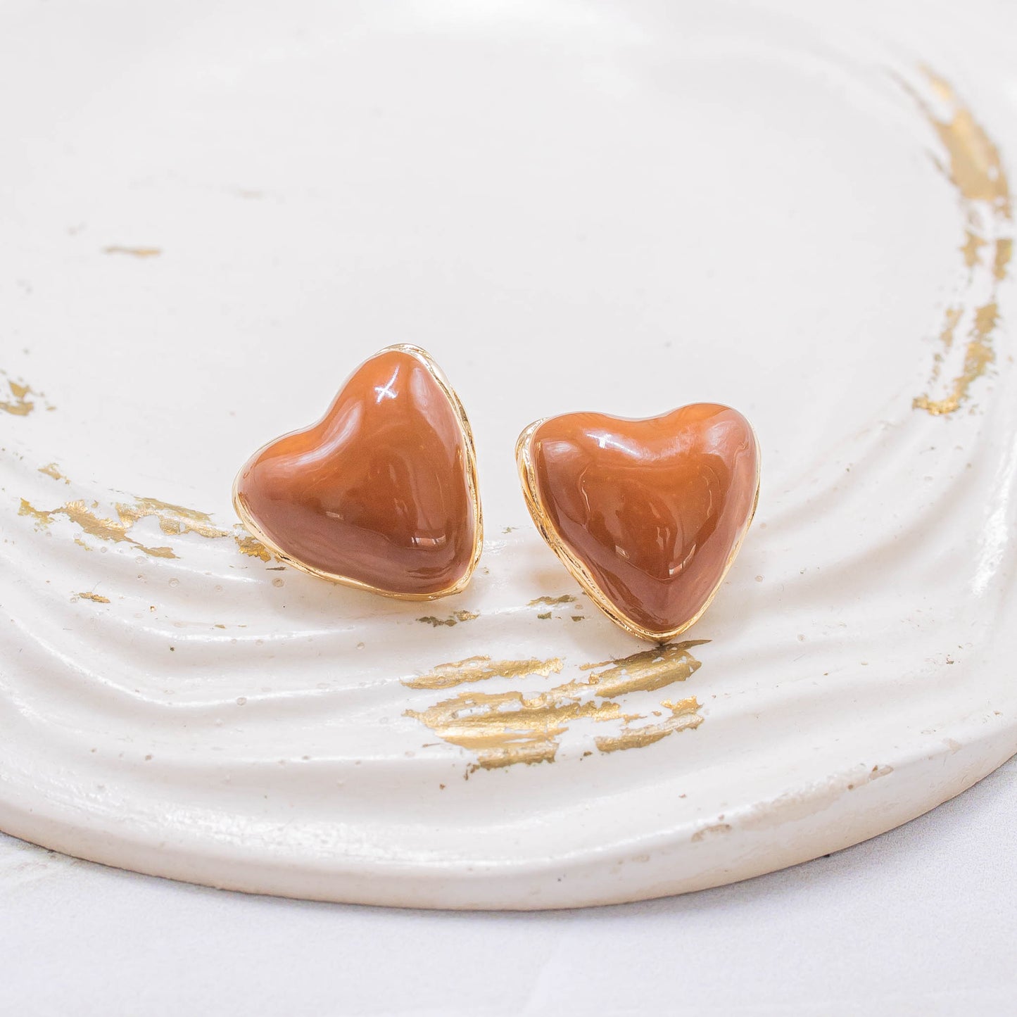 Arete corazón café