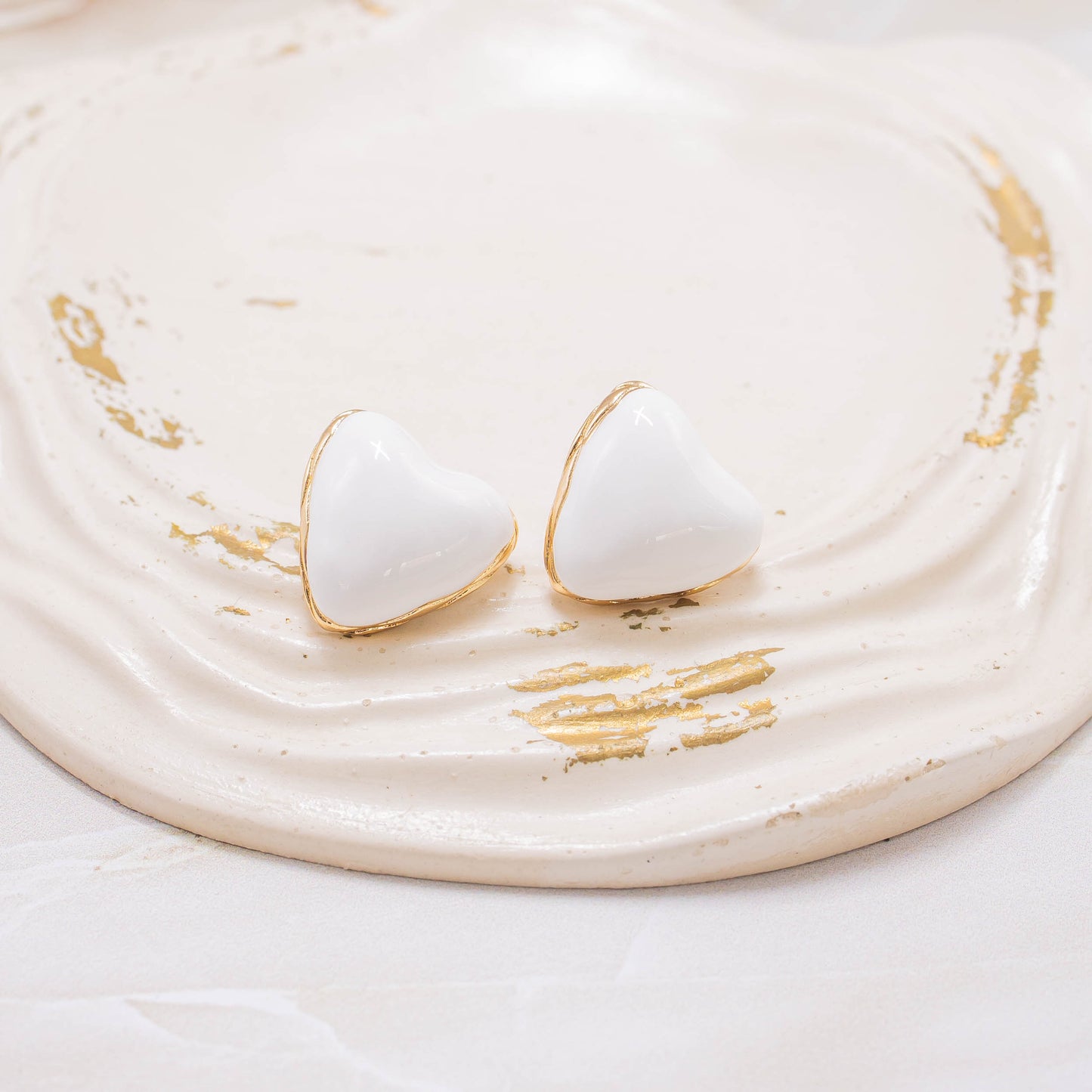 Arete corazón blanco