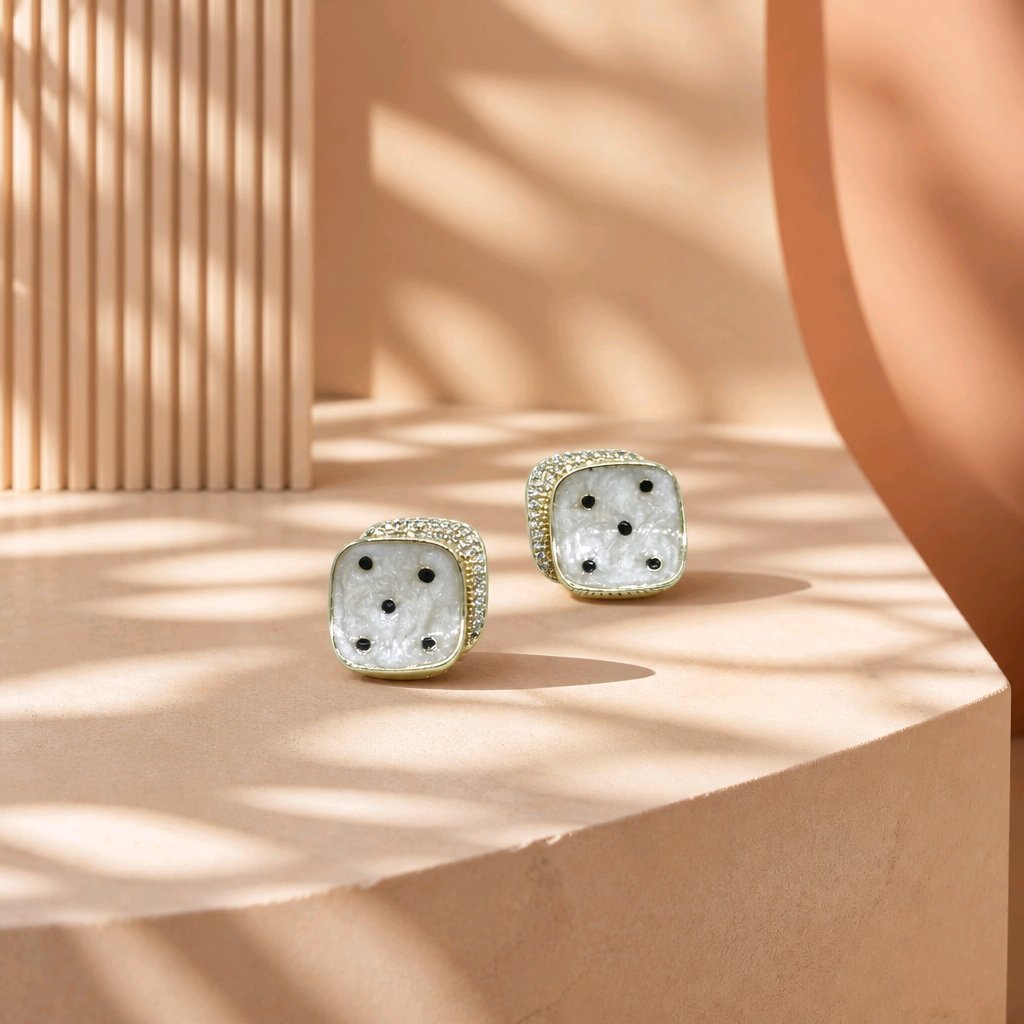 Arete cuadro puntos blanco
