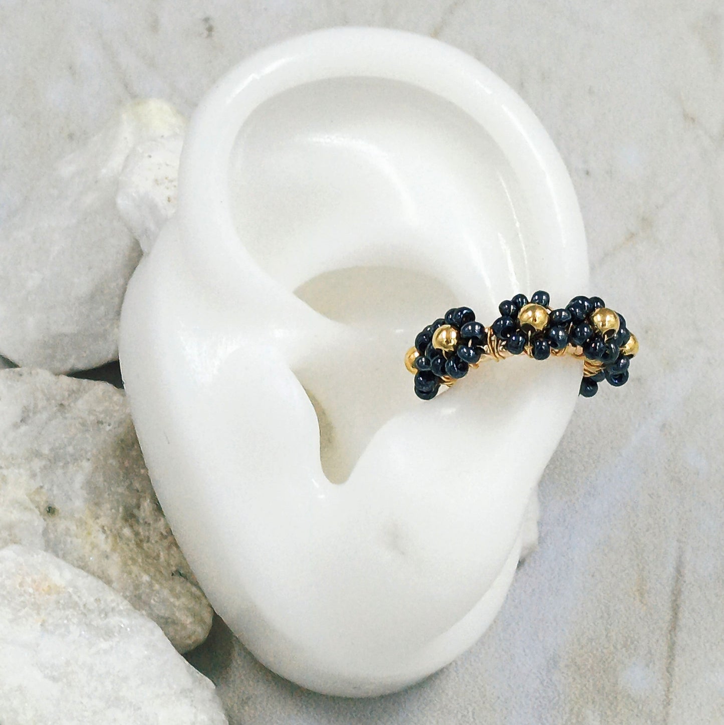 Earcuff bronce flor black Amulí