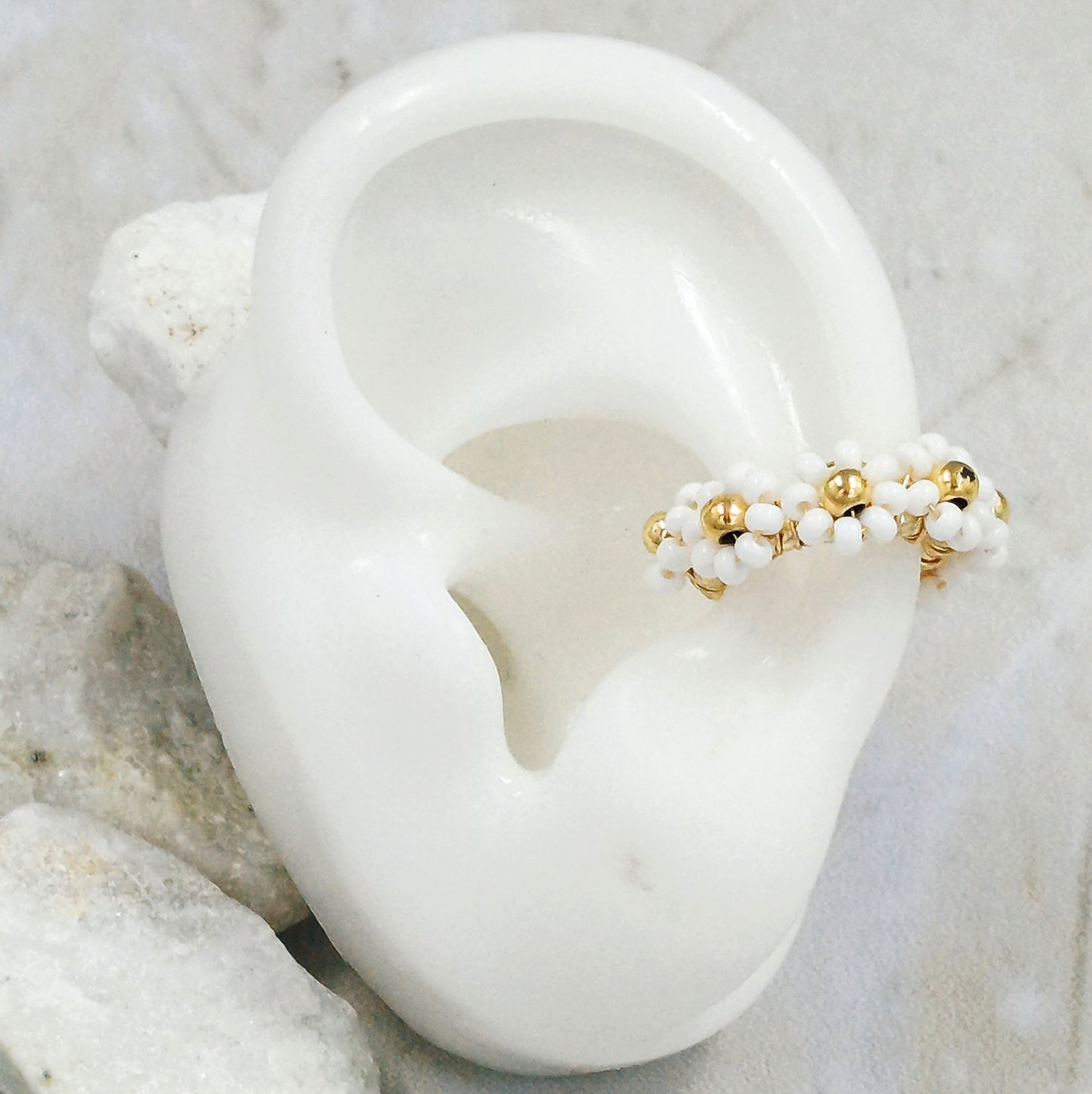 Earcuff bronce flor blanco Amulí