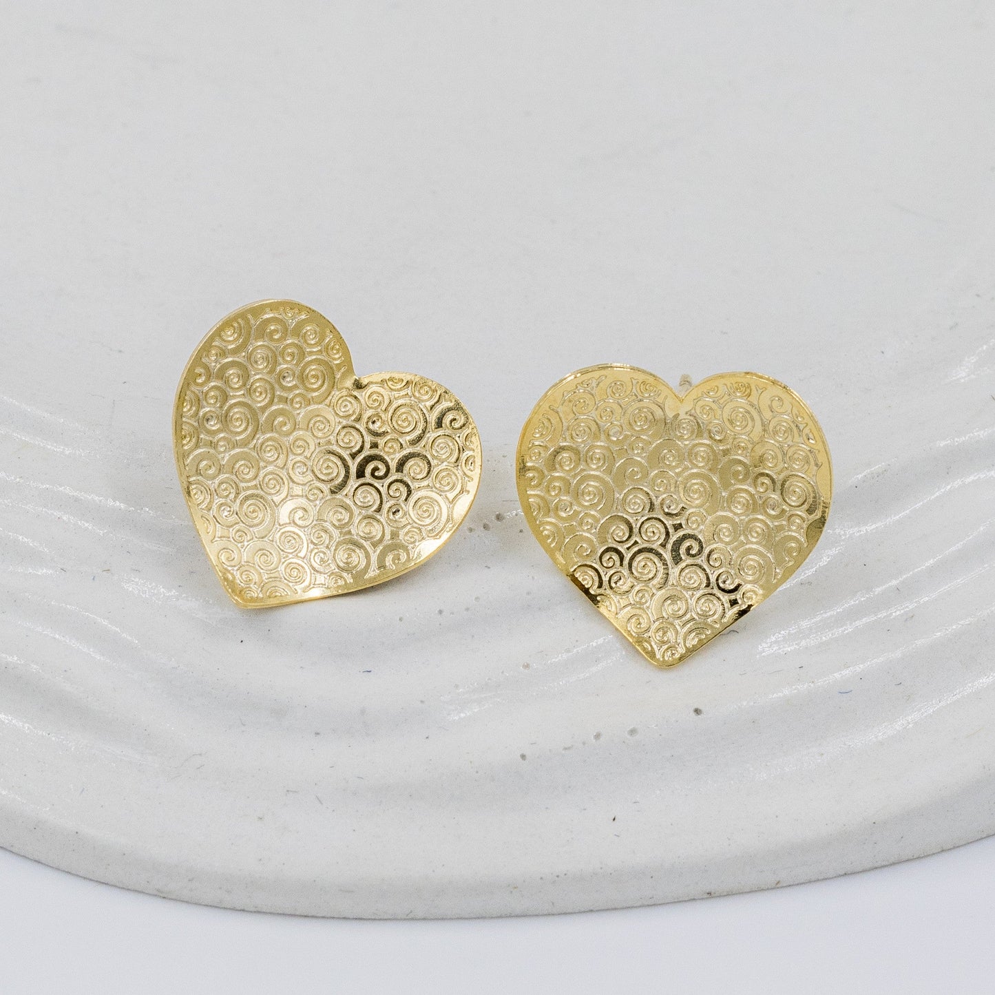 Arete bronce corazon tallado 2cmAmulí