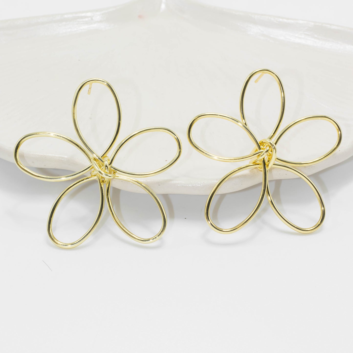 Arete silueta flor