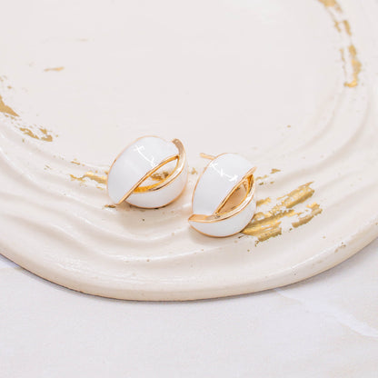 Arete esmaltada blanca