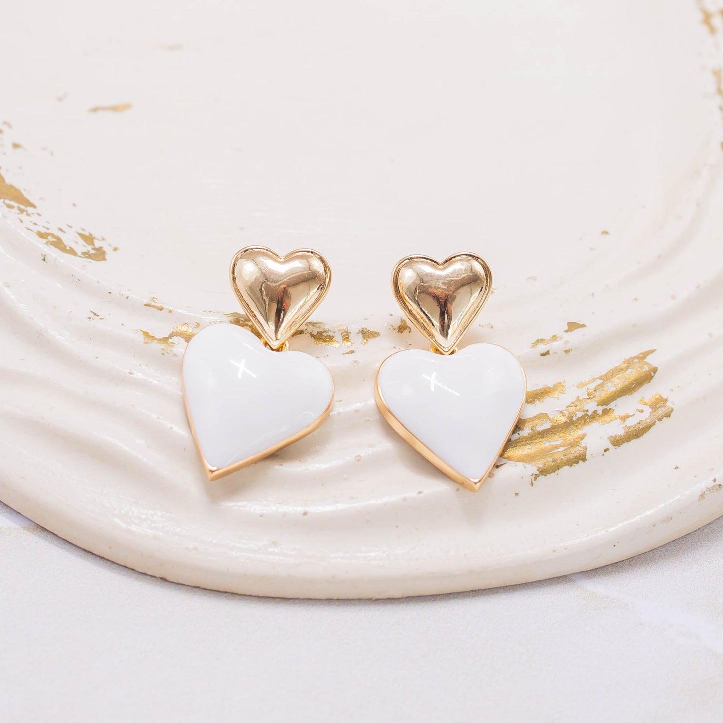 Arete corazón blanco