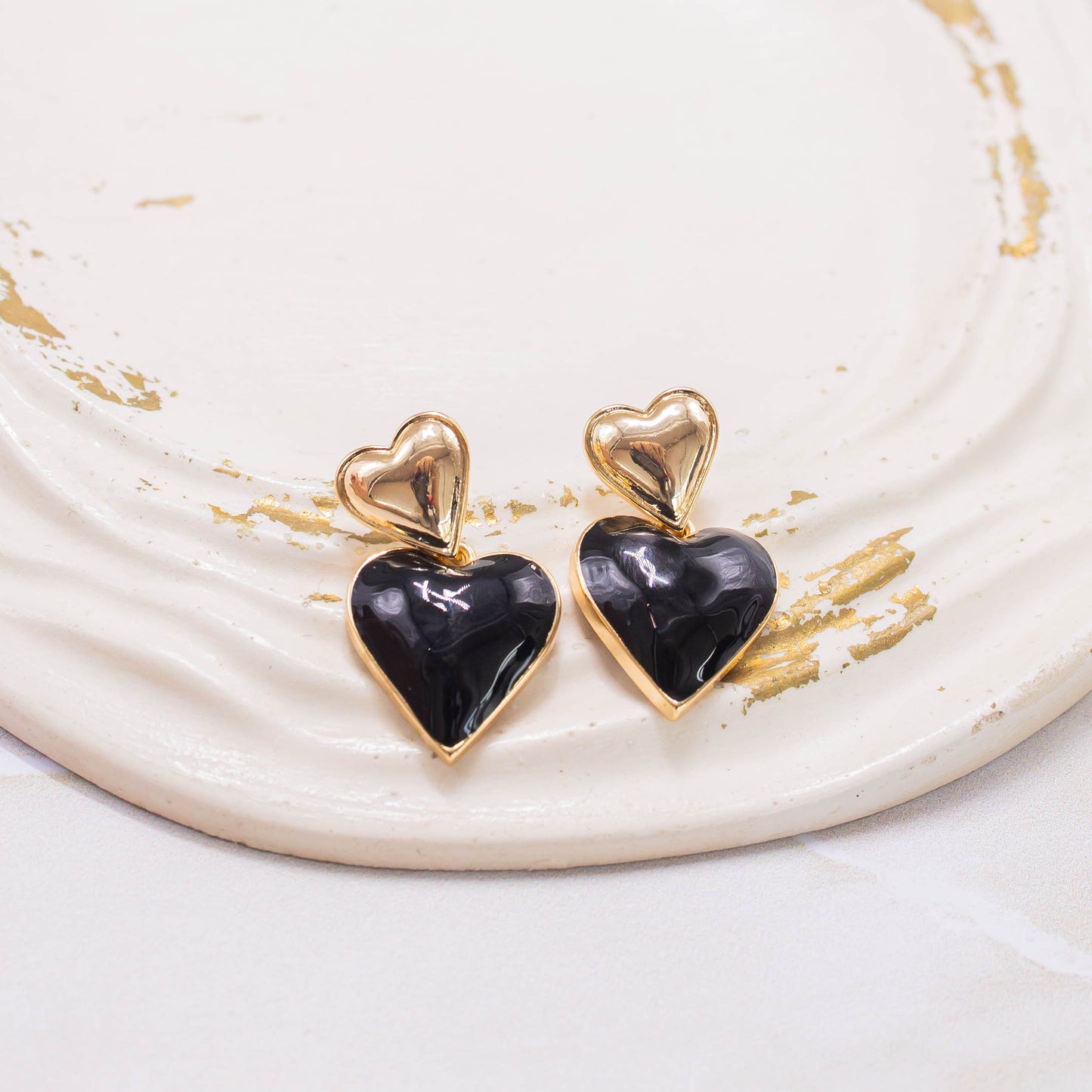Arete corazón negro