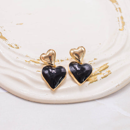 Arete corazón negro