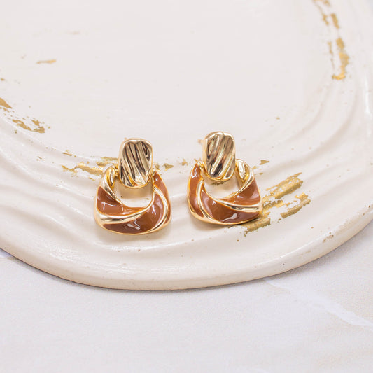 Arete tallado café