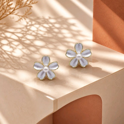 Arete flor blanca
