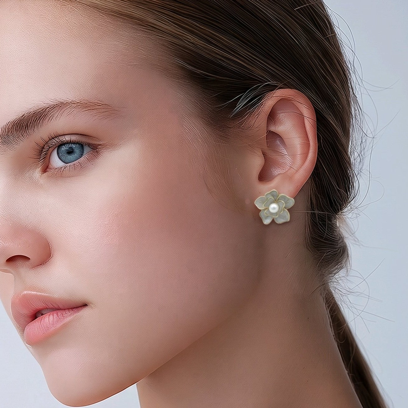Arete flor blanca