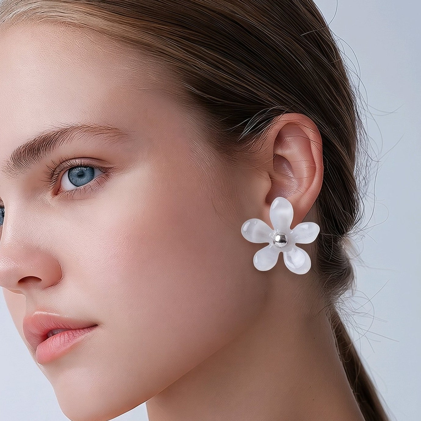 Arete flor blanca