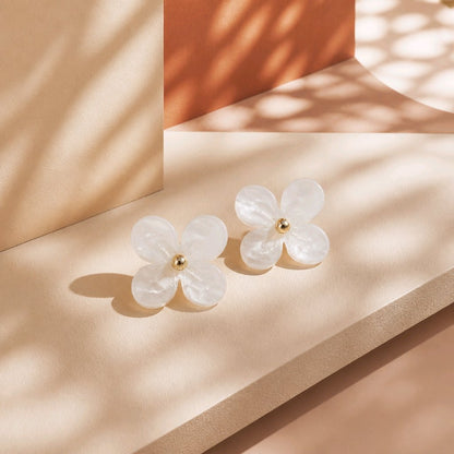 Arete flor blanca