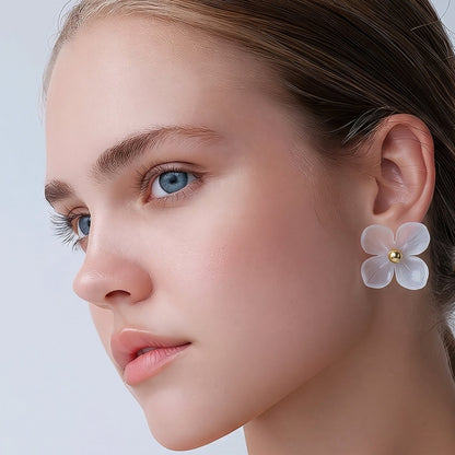 Arete flor blanca