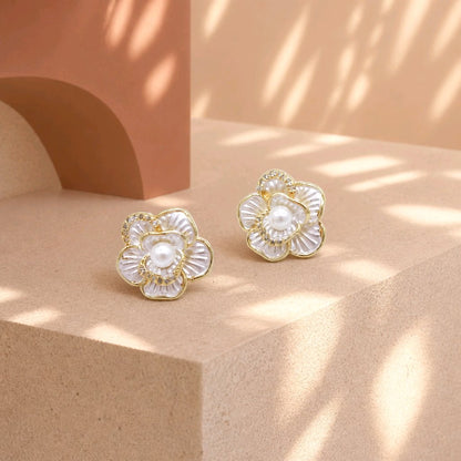 Arete flor metalizada blanca