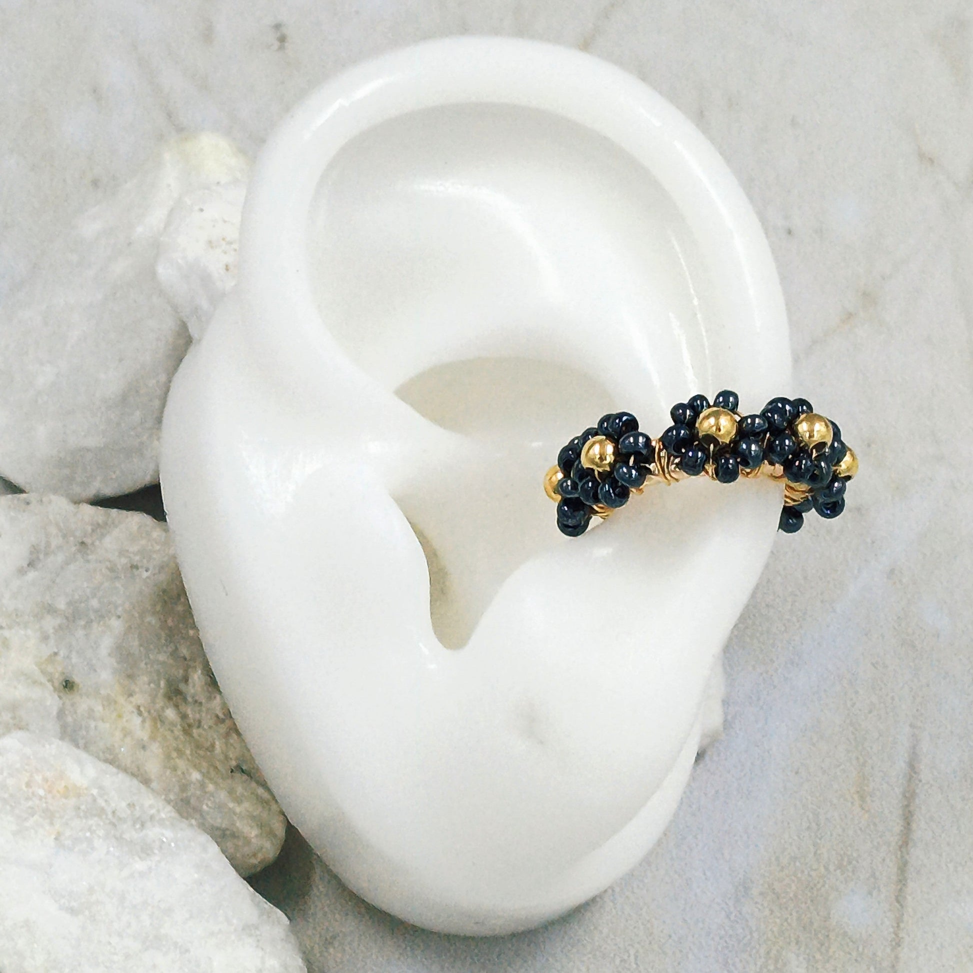 Earcuff bronce flor black Amulí