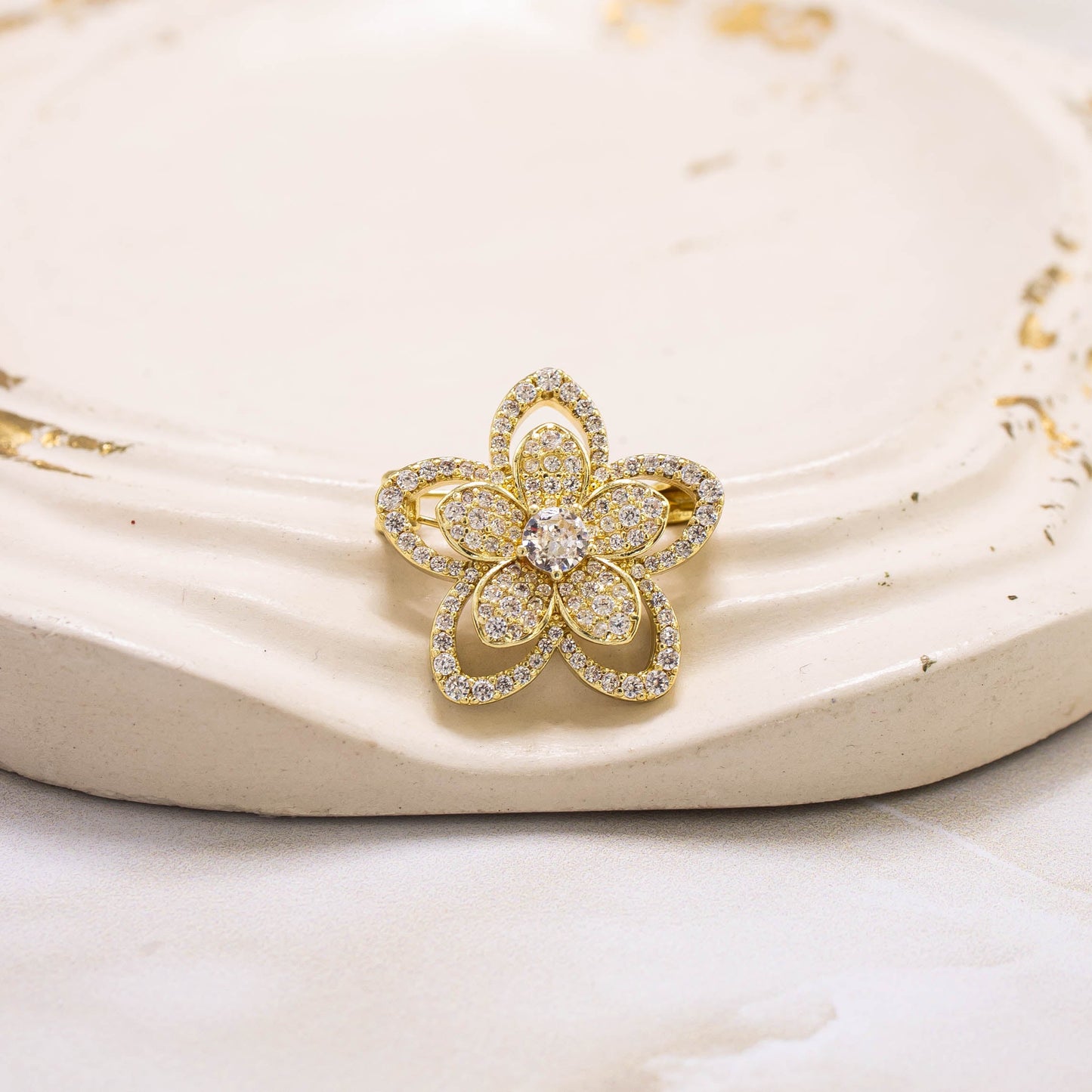 Broche flor microzircón