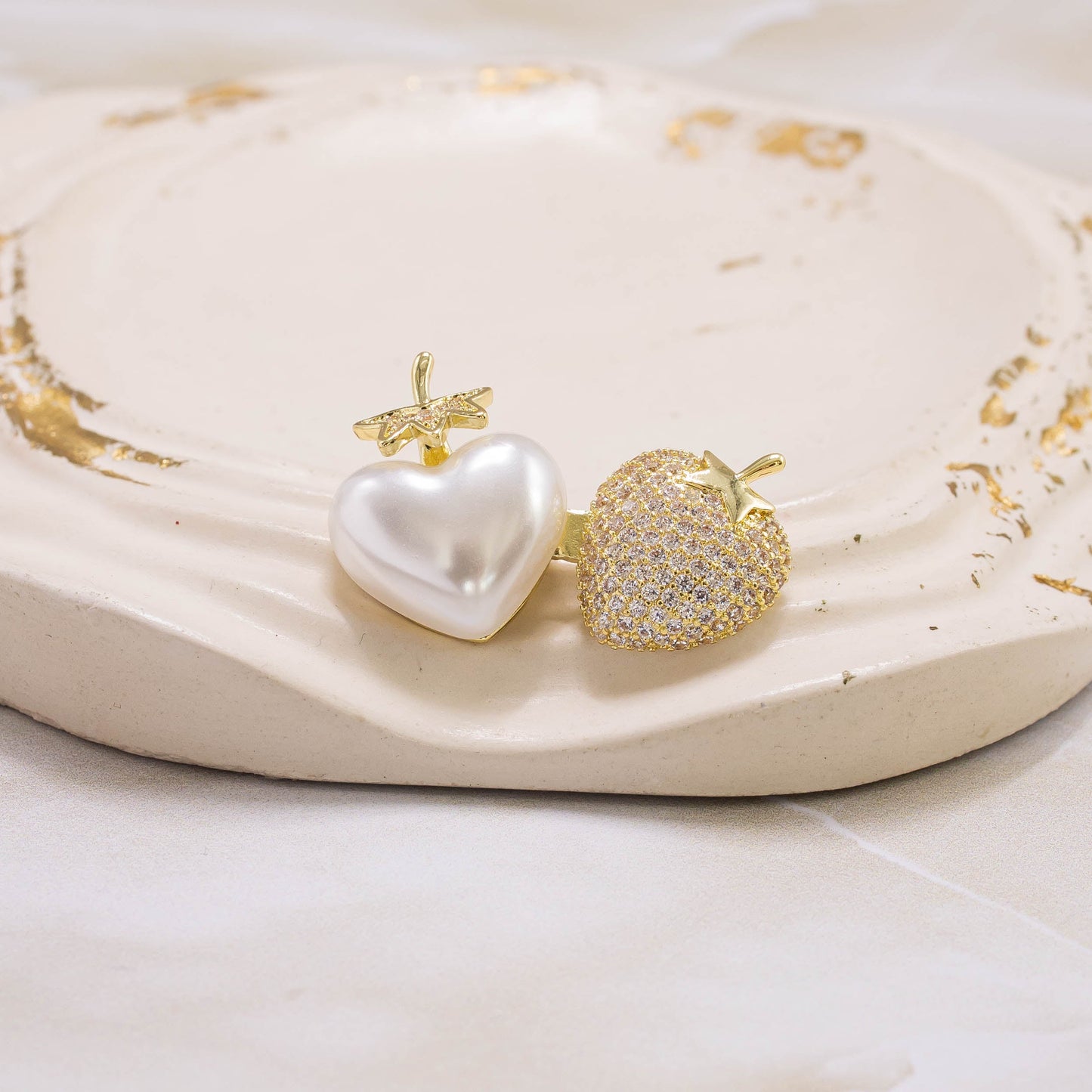 Broche fresas perla microzircon